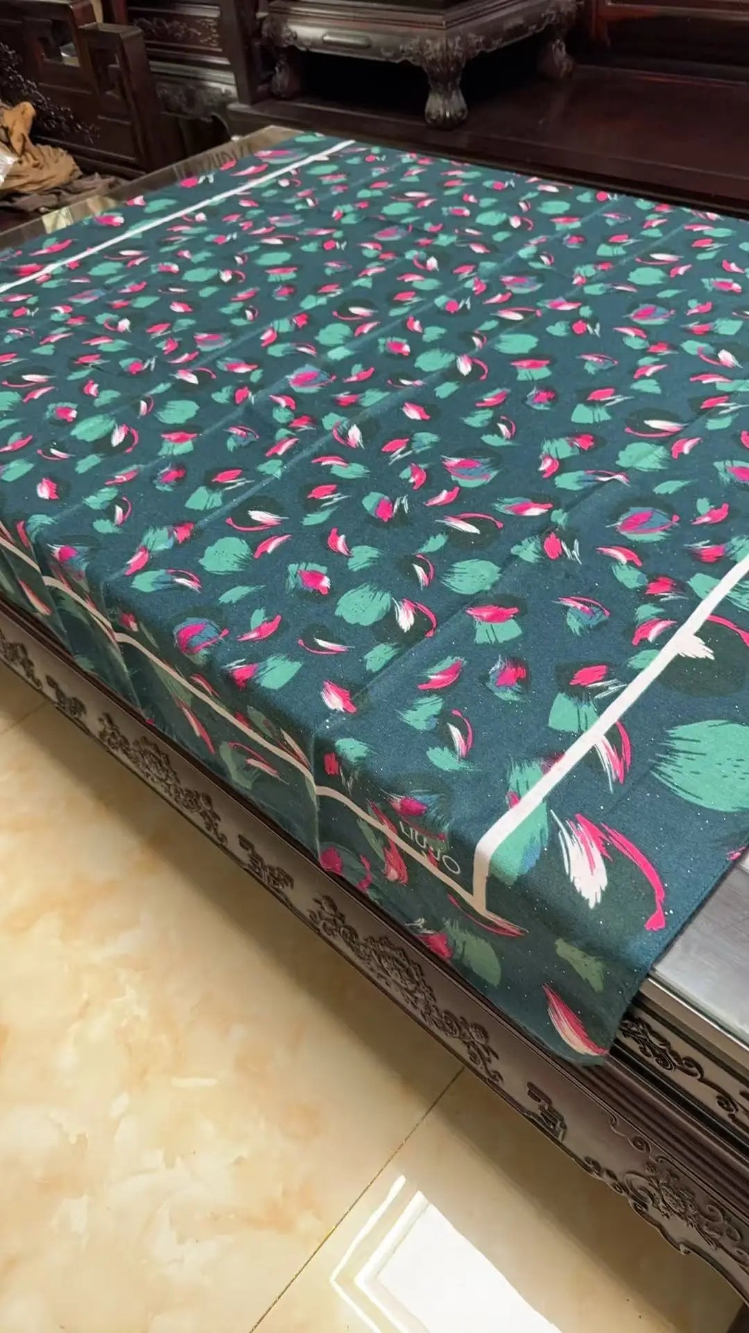 2025 Spring and autumn new women's fashion classic large square scarf warm sun protection scarf shawl