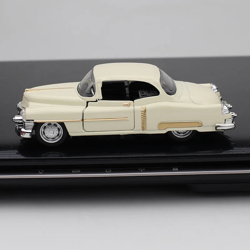 1:32 Cadillac Alloy Diecast Vintage Car Model Classic Pull Back Car Miniature Vehicle Simulate Car Ornaments Collection Toys car