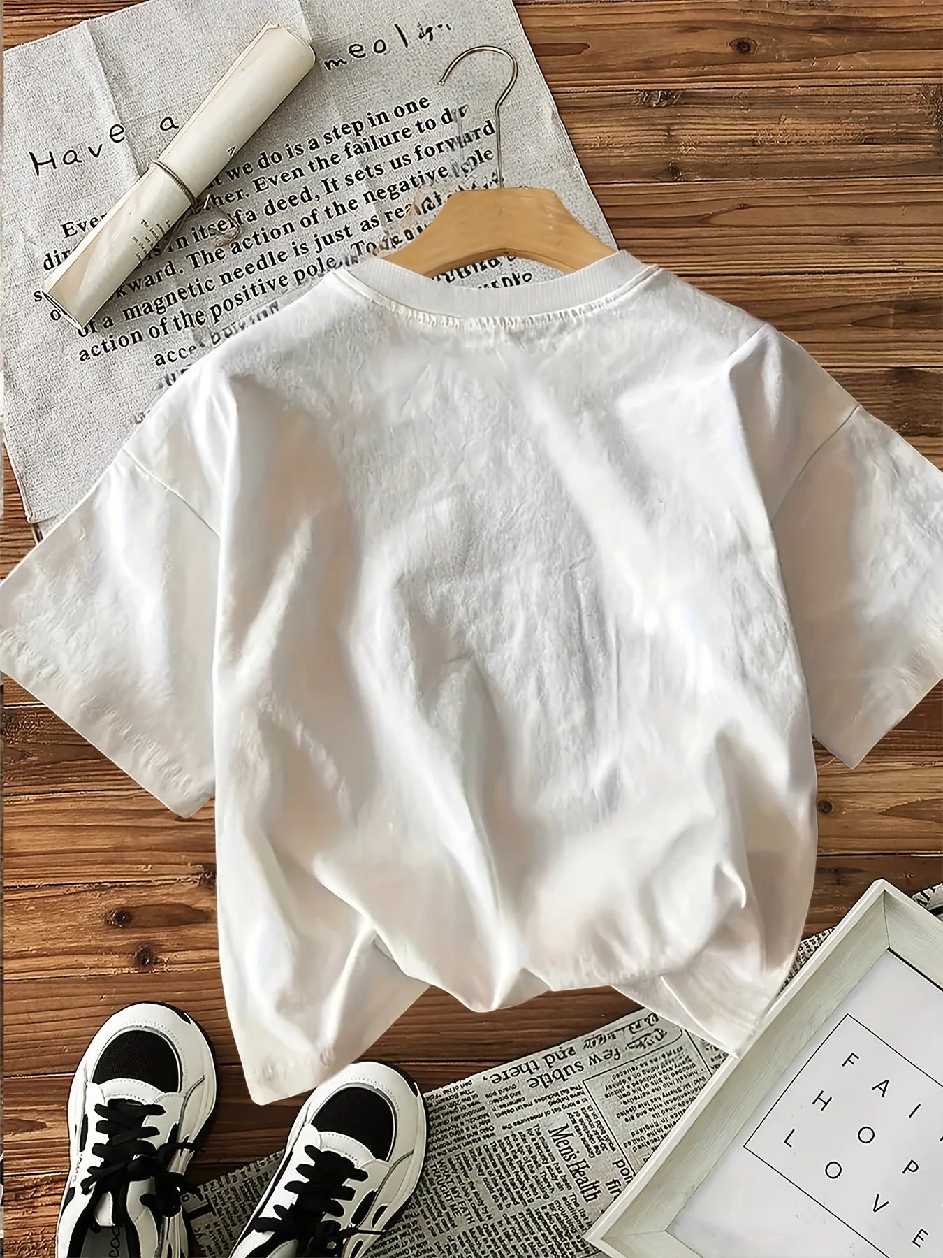 تي شيرت نسائي كاجوال بأكمام قصيرة ورقبة دائرية وطبعة زهور نابضة بالحياة على قماش ناعم لأزياء الصيف للسيدات