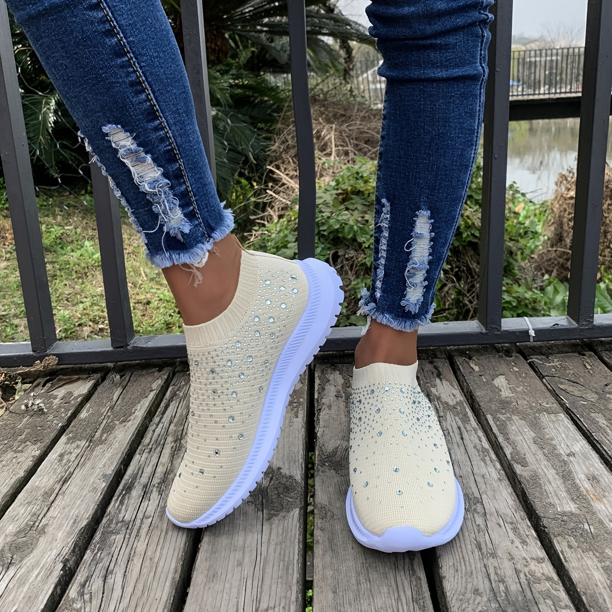 حذاء رياضي نسائي خفيف الوزن برباط منخفض من الأعلى، مصنوع من شبكة ملونة قابلة للتنفس